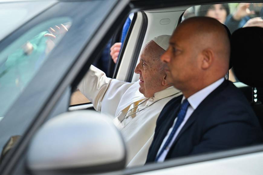 Sonriente y saludando a todos salió el papa Francisco del hospital