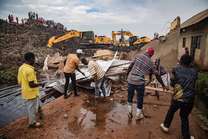 Terror y desesperación en derrumbe de vertedero en Uganda