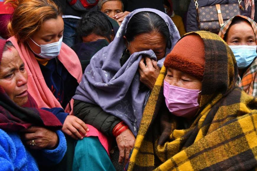 Los rostros de dolor y desconsuelo de los familiares de los fallecidos en catástrofe aérea en Nepal