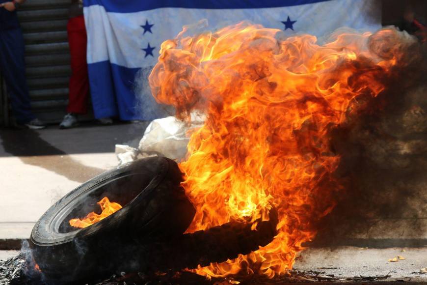 Con “cadáver” y quemas de llantas protestan empleados del MP por ajuste salarial