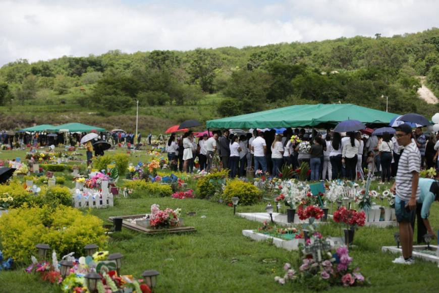 Sin poderlos ver, familiares de jóvenes asesinados tras mudanza realizan entierros