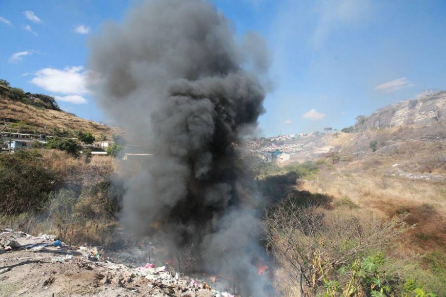 Las impactantes imágenes que dejó el incendio de una zacatera en la capital