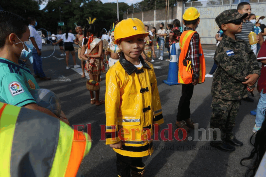 FOTOS: Fervor cívico y actos culturales de escolares en calles capitalinas