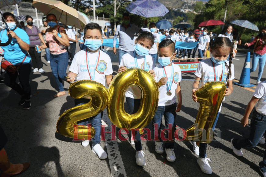 FOTOS: Fervor cívico y actos culturales de escolares en calles capitalinas