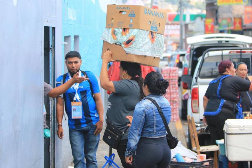 Vendedores ponen color y sabor en las horas previas al Honduras - Granada