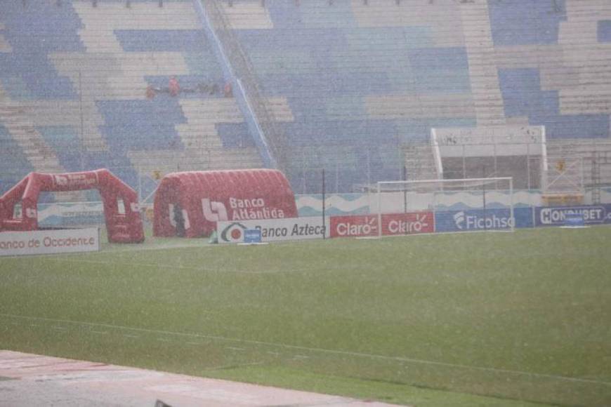 Tremendo aguacero, banderazo de la Ultra Fiel y las bellas chicas en el clásico capitalino