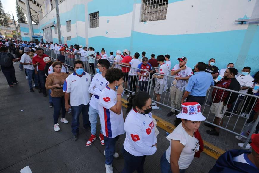 ¡El olimpismo cumplió! Así es el espectacular ambiente dentro del Nacional durante la final Olimpia-Alajuelense