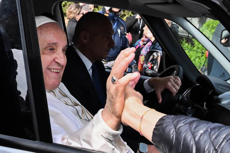 Sonriente y saludando a todos salió el papa Francisco del hospital