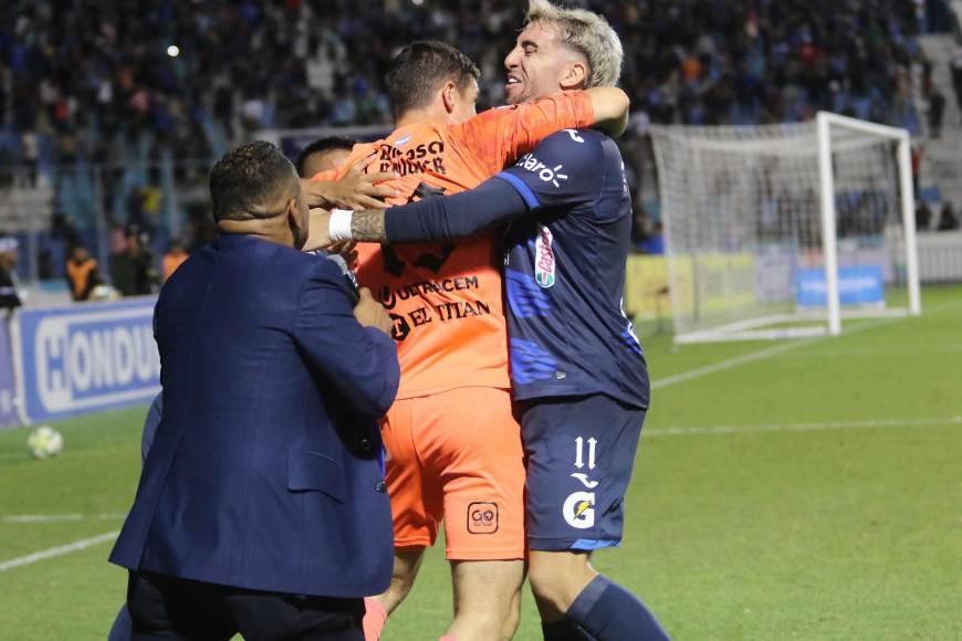 ¡Alegría y llanto! Emotivo festejo de Rougier al clasificar Motagua a semis