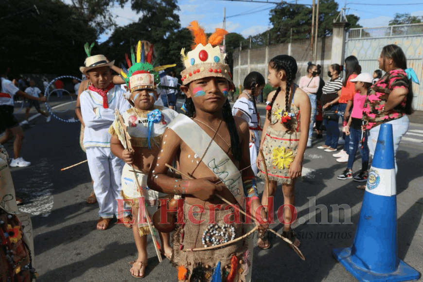 FOTOS: Fervor cívico y actos culturales de escolares en calles capitalinas