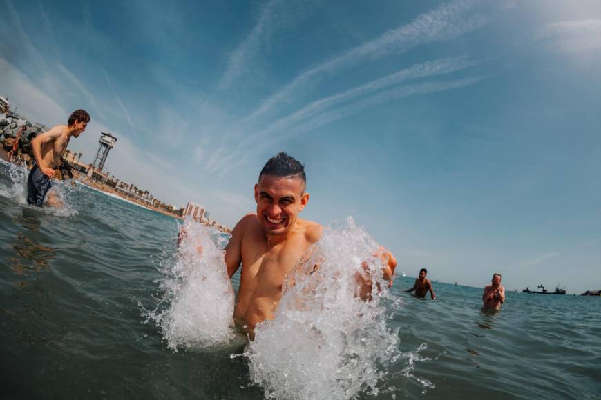 Futbolistas del Eintracht Frankfurt festejan clasificación en la playa de Barcelona