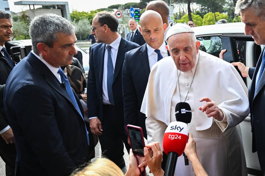 Sonriente y saludando a todos salió el papa Francisco del hospital