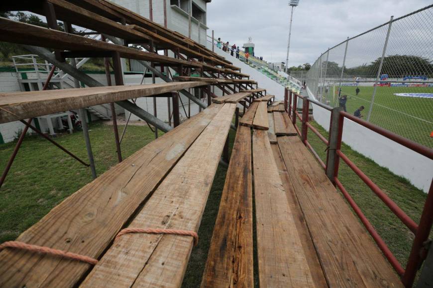 Largas filas para ingresar y con los elencos en el estadio: así es el ambiente que estremece el Carlos Miranda