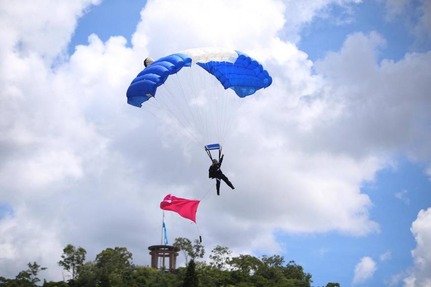 Paracaidistas deslumbran con su show aéreo en los desfiles patrios Honduras 2024