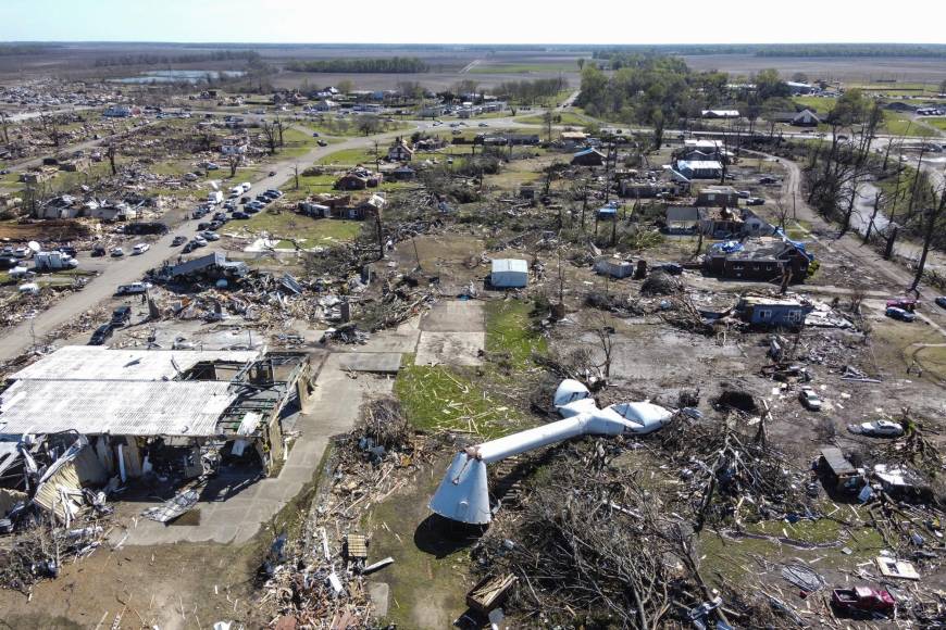 En Misisipi hay “zona de guerra” tras el paso de un mortal tornado