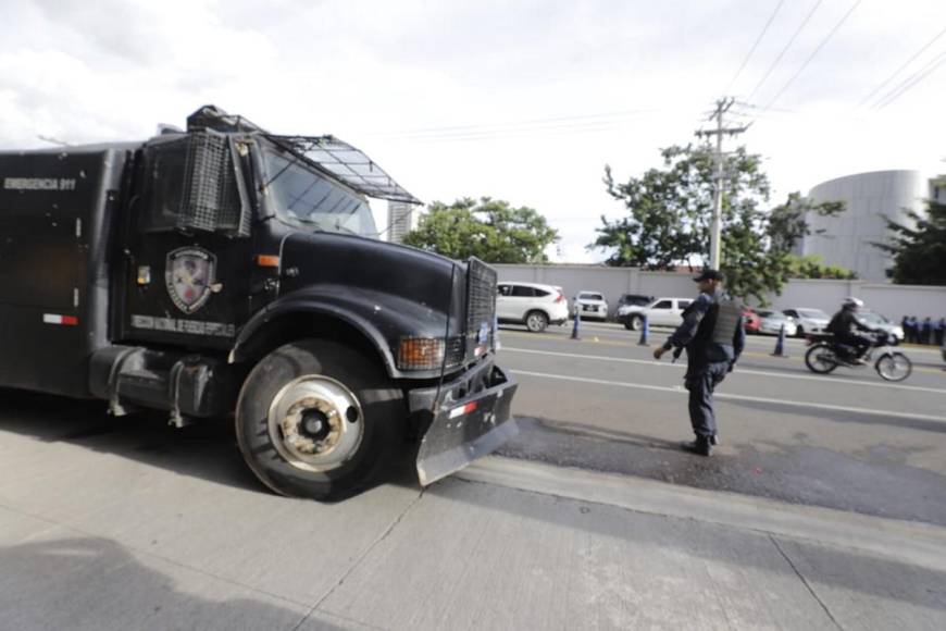 Blindan Casa Presidencial con cierre de calles y tanquetas de Fuerzas Especiales