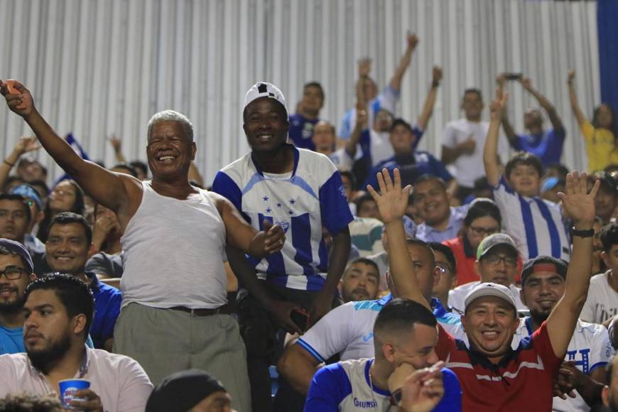 “Todos con la H”, aficionados catrachos listos en el Chelato Uclés para el Honduras - Granada