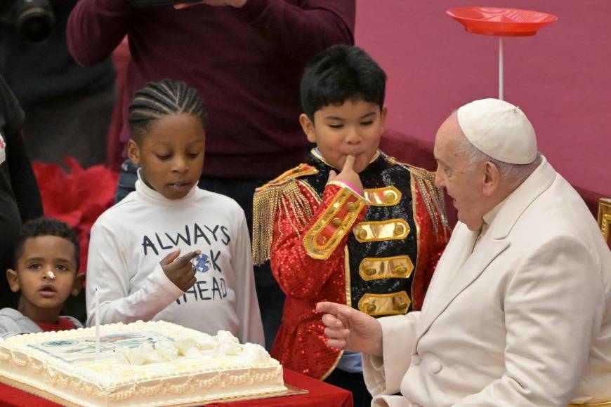 El papa Francisco celebra sus 87 años junto a los niños del Vaticano