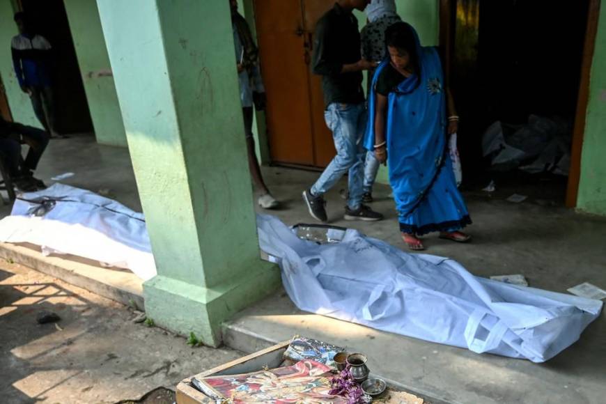 Las impactantes imágenes de los vagones destrozados y cadáveres junto a las vías tras accidente de trenes en India