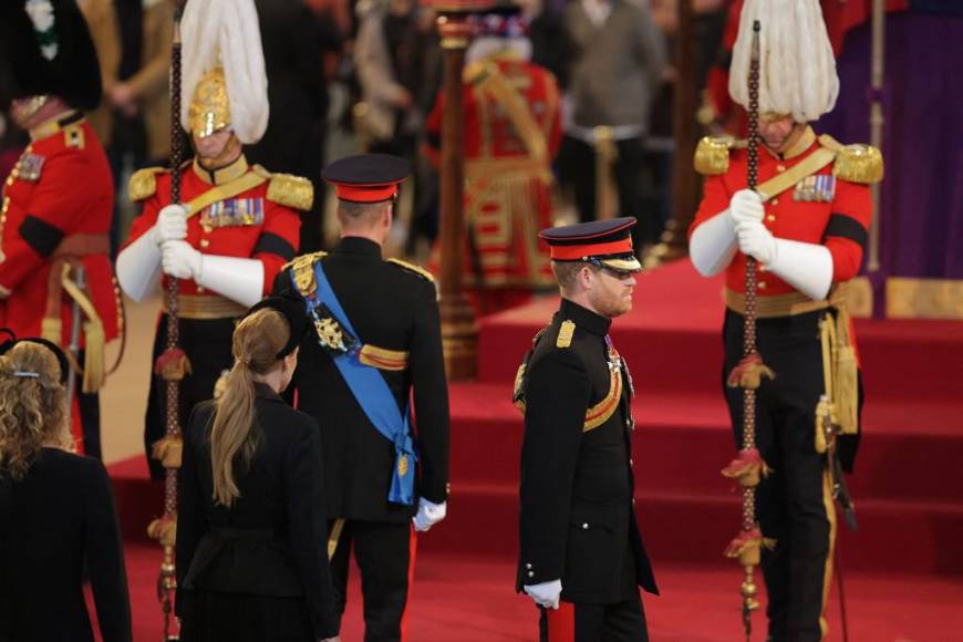 Tristes, cabizbajos y Harry vestido de militar: Así fue la vigilia realizada por los ocho nietos de Isabel II