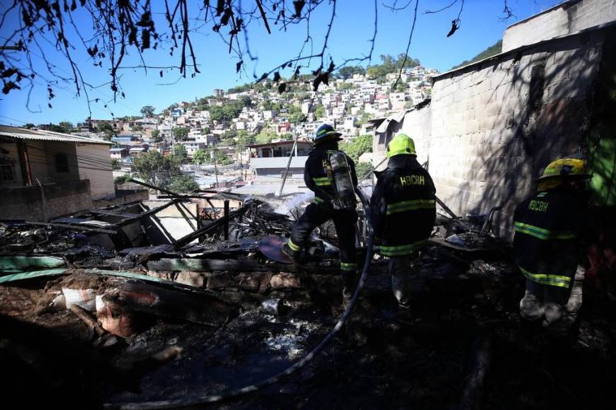 Cinco familias quedaron en la calle tras voraz incendio en el barrio San Pablo de la capital