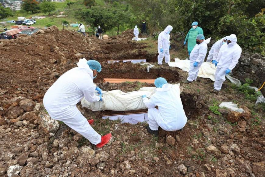 Tres meses sin ser reclamados: así fue la inhumación de 26 hondureños en la capital