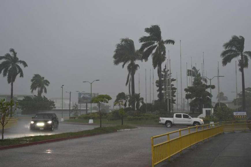 Inundaciones, casas sin techos y sin energía eléctrica dejó Lisa a su paso por Belice