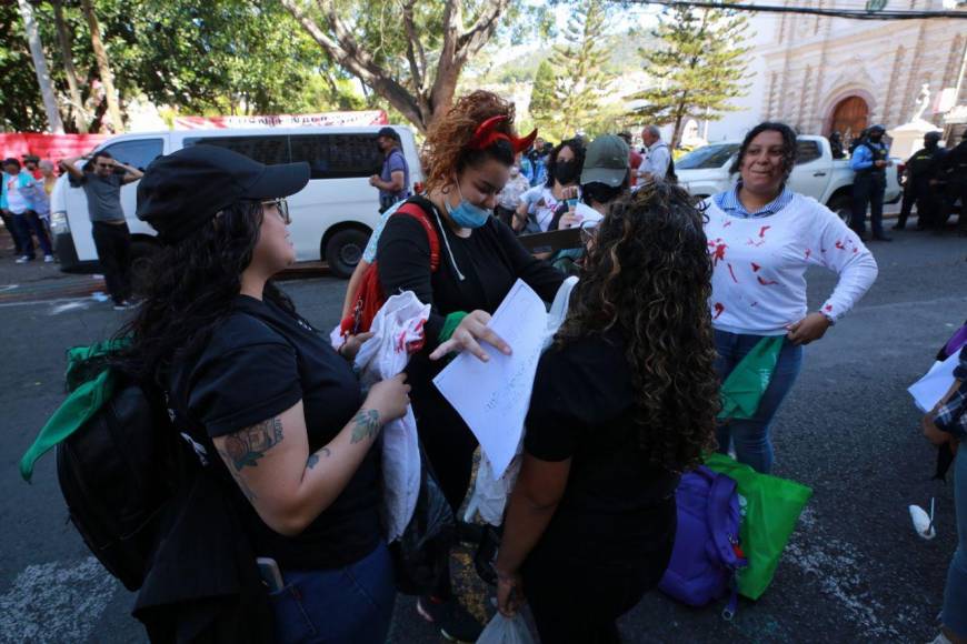 Música, disfraces y pancartas en instalación de la segunda legislatura