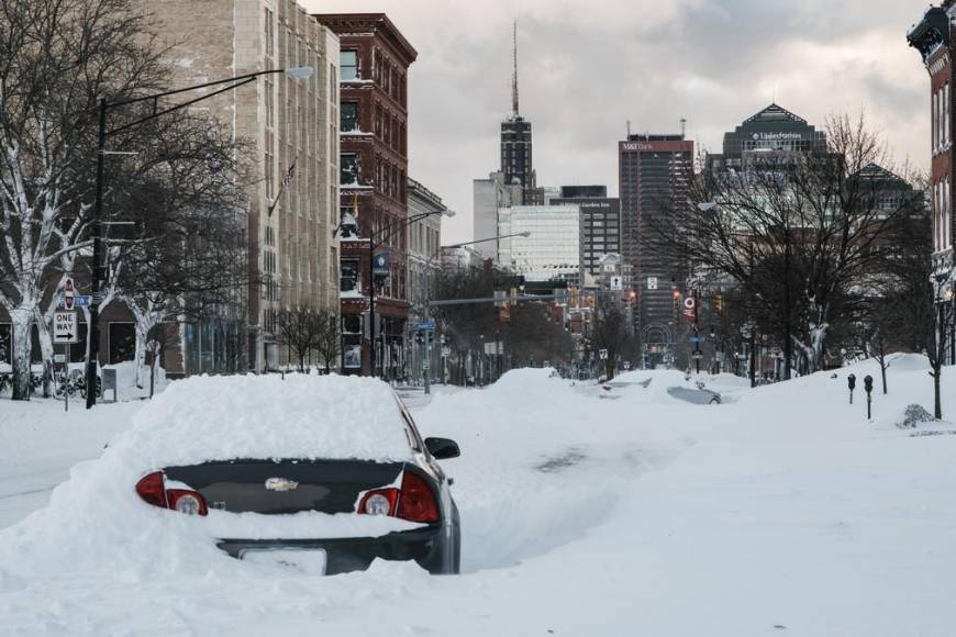 Bajo metros de nieve, Buffalo sufre los estragos de la tormenta invernal del siglo