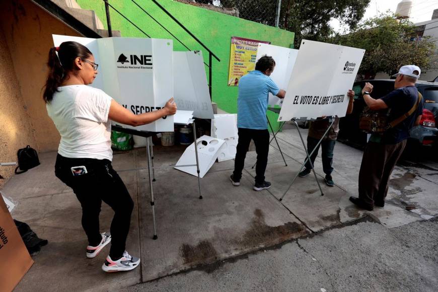 Mexicanos acuden a las casillas a votar en las elecciones 2024