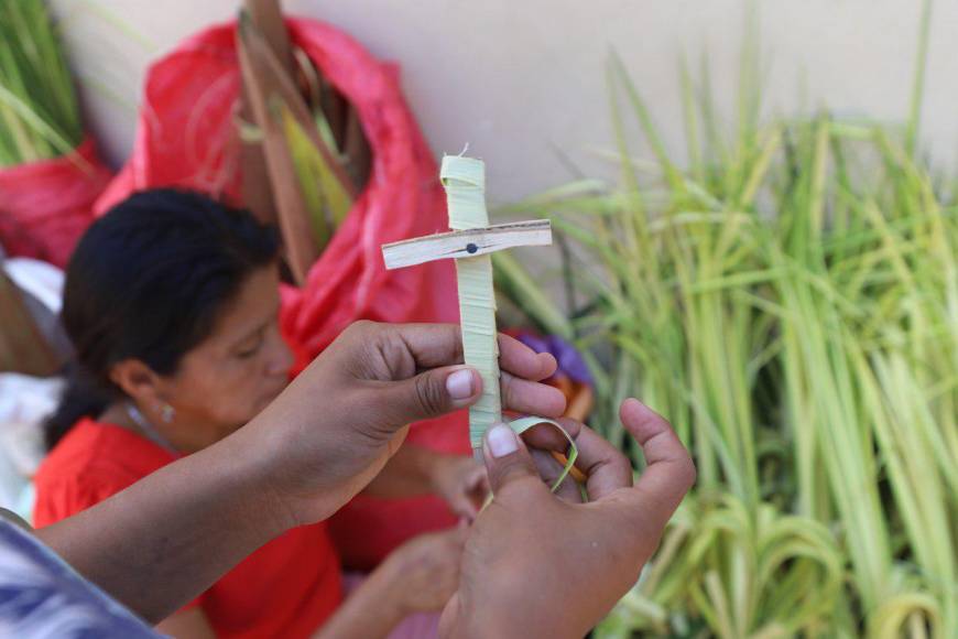 Familias enteras reviven en Comayagua tradicional venta de palmas previo a Domingo de Ramos