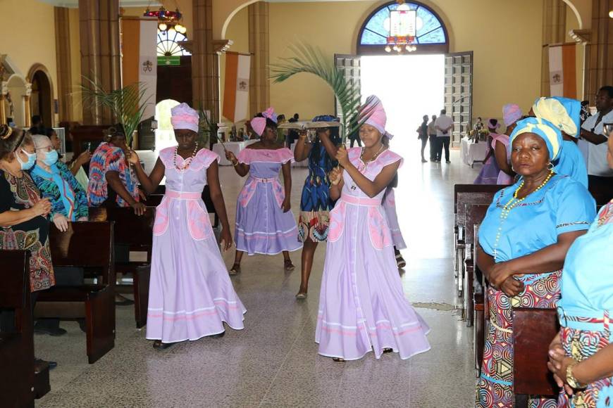 Comunidad garífuna derrocha fervor y devoción al visitar a la Virgen de Suyapa