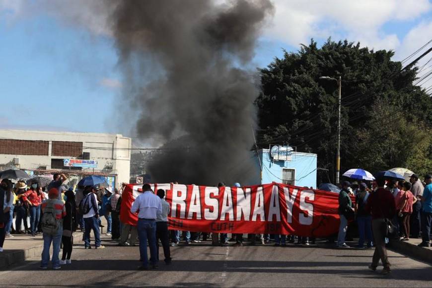 “Que nos paguen, que nos paguen” exigen en protesta empleados del Sanaa