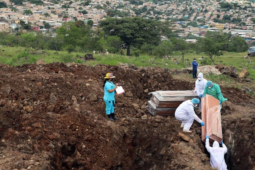 Tres meses sin ser reclamados: así fue la inhumación de 26 hondureños en la capital