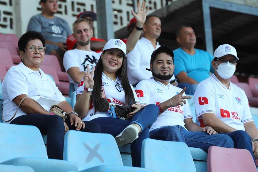 Afición y alegría, el ambiente en el duelo Olimpia vs. Vida