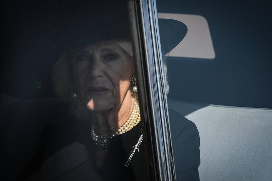 Los rostros de la familia real en el inicio del funeral de la reina Isabel en Londres