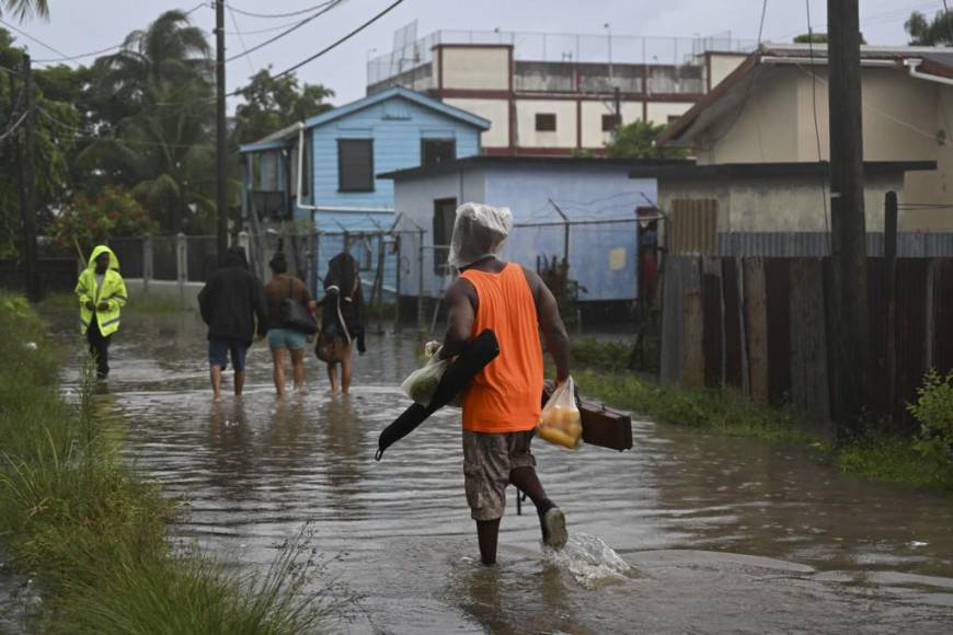 Inundaciones, casas sin techos y sin energía eléctrica dejó Lisa a su paso por Belice