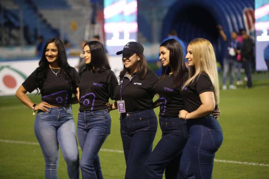 Beso de Auzmendi a aficionada y el niño que debutó con el Motagua