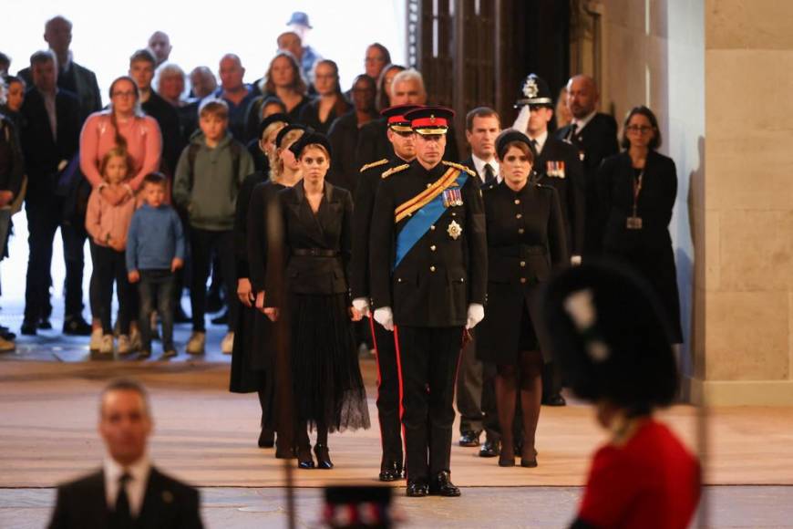 Tristes, cabizbajos y Harry vestido de militar: Así fue la vigilia realizada por los ocho nietos de Isabel II