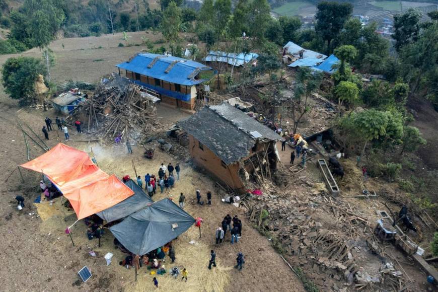 Chiuri, la aldea destruida por el sismo en Nepal, despide sus muertos