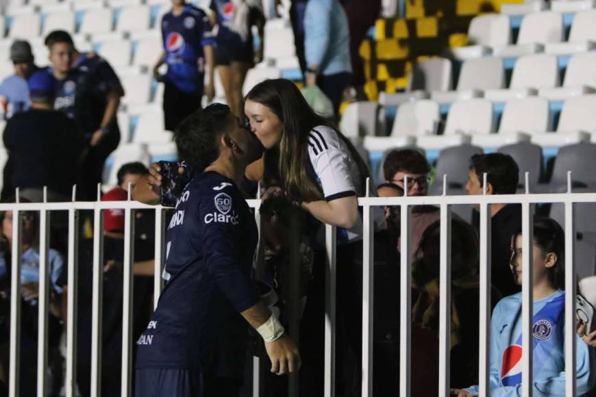 Beso de Auzmendi a aficionada y el niño que debutó con el Motagua