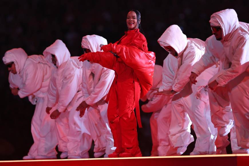 Rihanna volando y A$AP Rocky grabando todo: lo que no se vio del show del medio tiempo