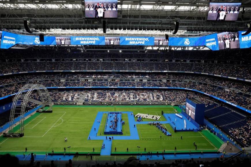 Mbappé imitó a Cristiano Ronaldo en su presentación con Real Madrid y el regalo de Florentino