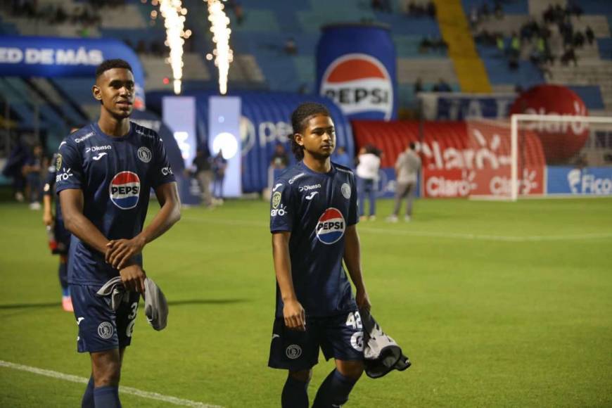 Beso de Auzmendi a aficionada y el niño que debutó con el Motagua