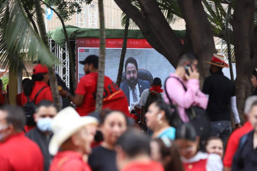 Cohetes y vuvuzelas: ambiente afuera del Congreso Nacional