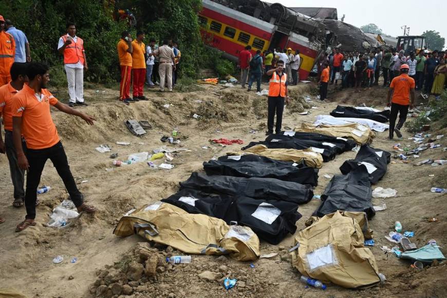 Las impactantes imágenes de los vagones destrozados y cadáveres junto a las vías tras accidente de trenes en India