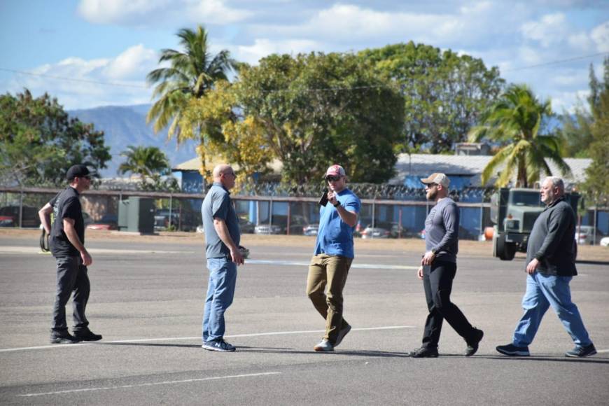 Vestido de overall impermeable blanco y bajo resguardo policial: así fue la extradición hacia EEUU del exalcalde de Yoro, Arnaldo Urbina Soto