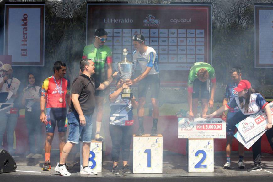 Así disfrutaron la premiación los campeones de la Vuelta Ciclística 2023