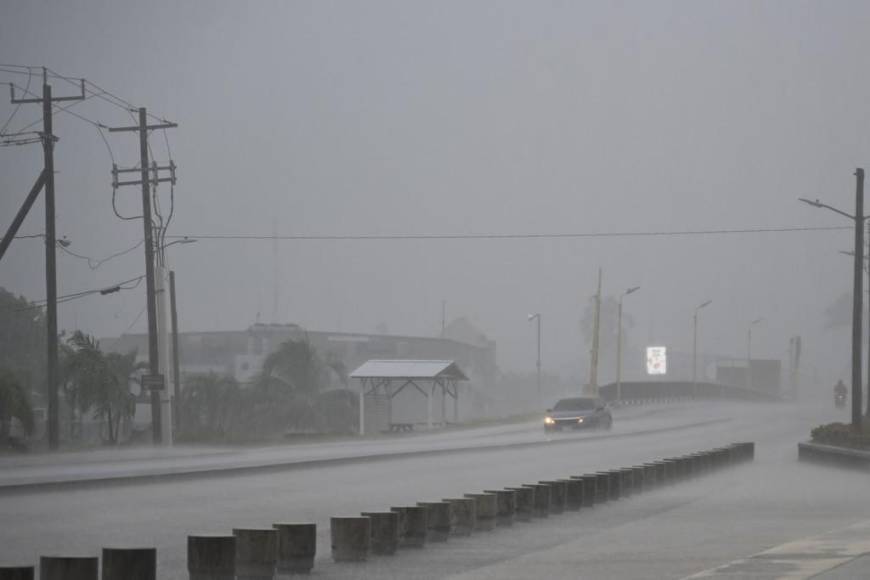 Inundaciones, casas sin techos y sin energía eléctrica dejó Lisa a su paso por Belice