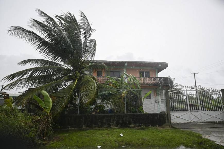 Inundaciones, casas sin techos y sin energía eléctrica dejó Lisa a su paso por Belice